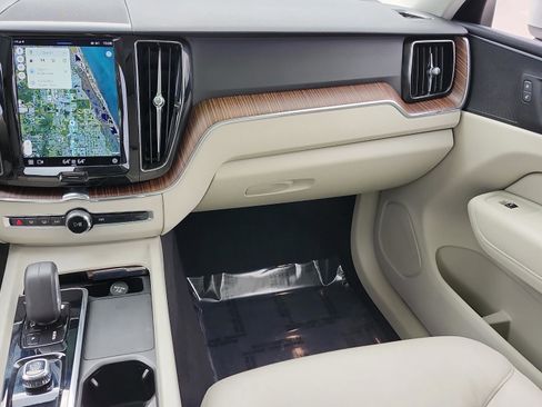 Used 2022 Volvo XC60 B5 Momentum w/ Protection Package Premier image 15