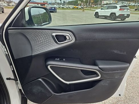 Used 2024 Kia Soul LX image 22