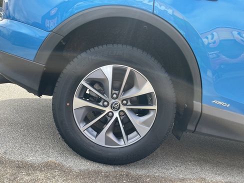 Used 2018 Toyota RAV4 LE AWD/4WD image 12
