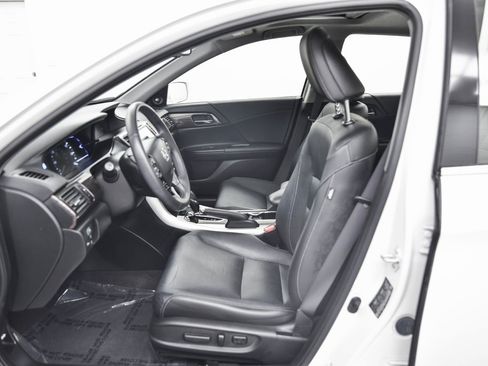 Used 2017 Honda Accord Touring image 11