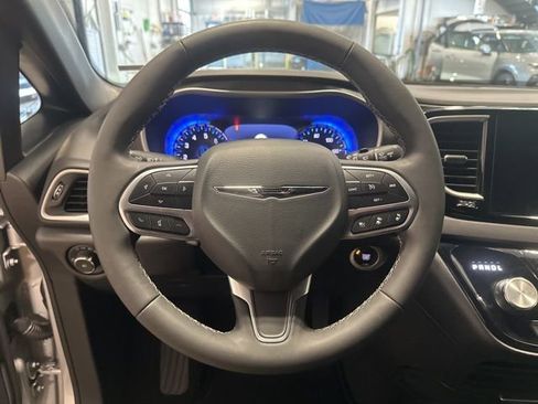 Used 2026 Chrysler Pacifica Select image 17