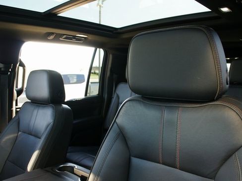 Used 2022 Chevrolet Suburban RST w/ Sport Performance Package image 18