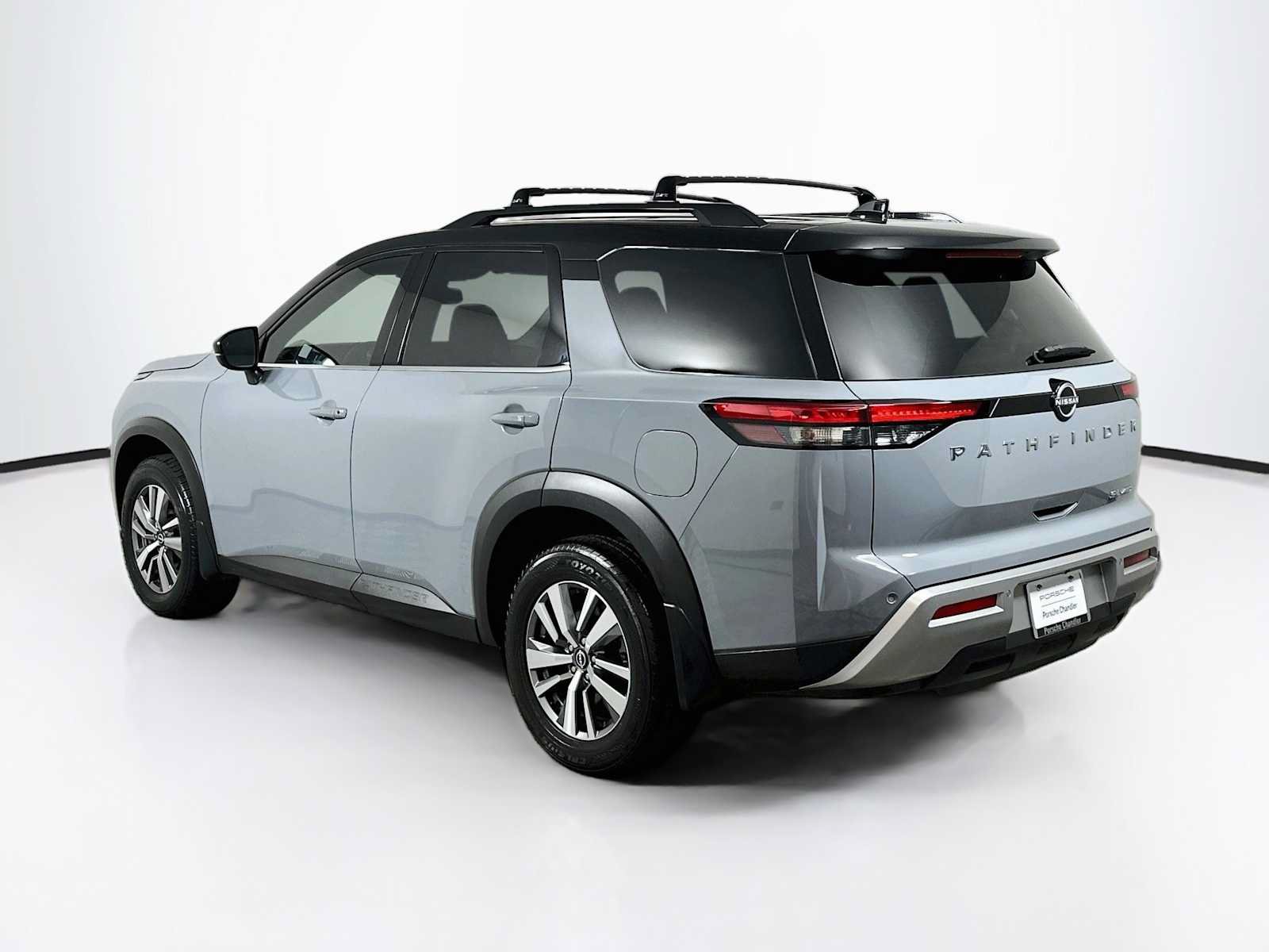Used 2022 Nissan Pathfinder SL AWD/4WD image 3