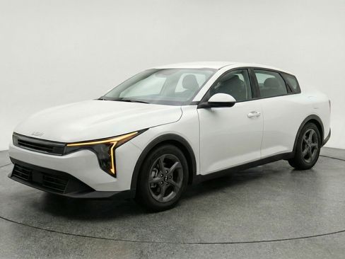 Used 2025 Kia K4 LXS FWD image 3