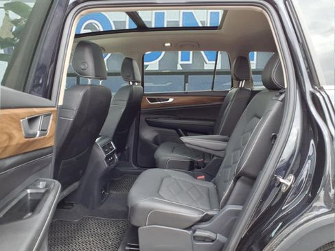 Used 2025 Volkswagen Atlas SE FWD image 9