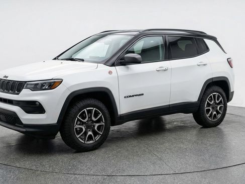 Used 2025 Jeep Compass Trailhawk image 3