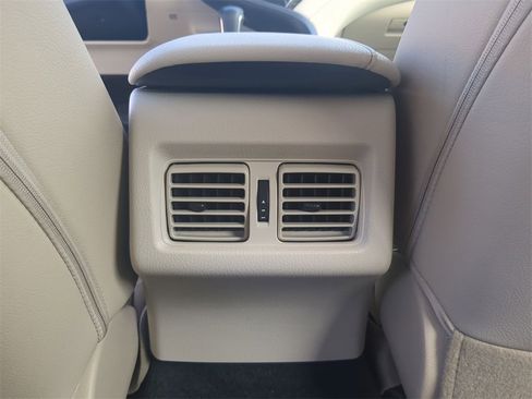 Used 2018 Toyota Camry XLE image 15