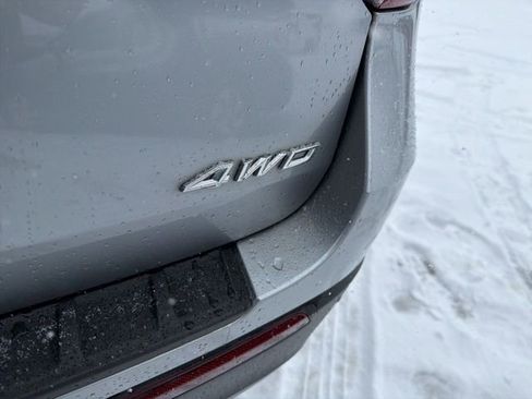 Used 2022 Ford Explorer XLT w/ Equipment Group 202A image 9