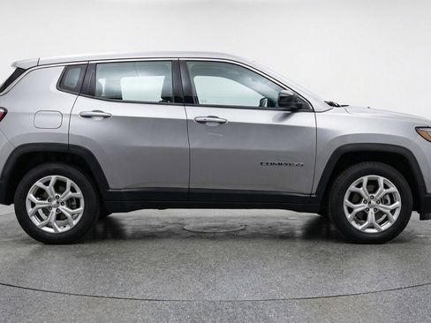 Used 2025 Jeep Compass Latitude image 11