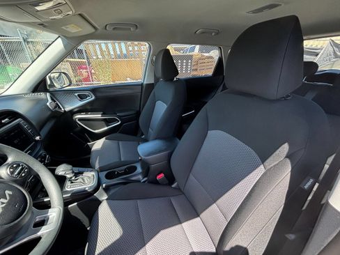 Used 2025 Kia Soul LX w/ LX Technology Package FWD image 27