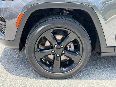 Used 2022 Jeep Grand Cherokee Altitude RWD image 4