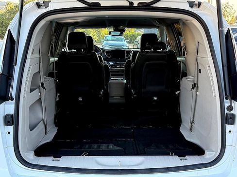 Used 2024 Chrysler Pacifica Touring-L image 9