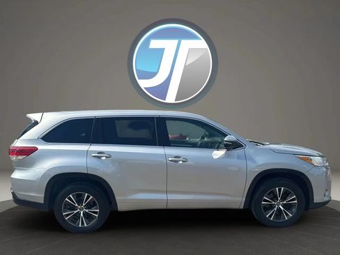 Used 2017 Toyota Highlander Plus FWD image 4