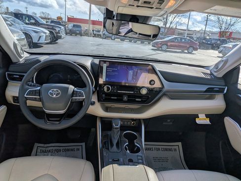 Used 2024 Toyota Highlander Limited image 16