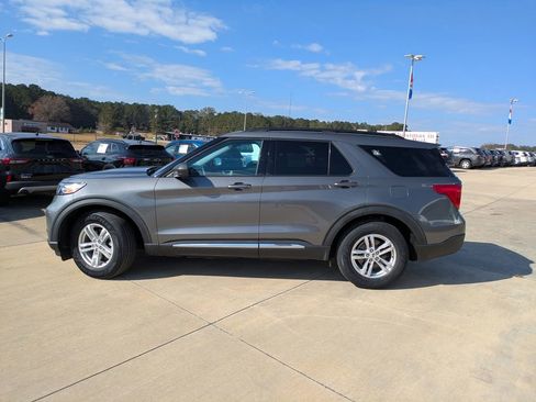 Used 2023 Ford Explorer XLT image 5