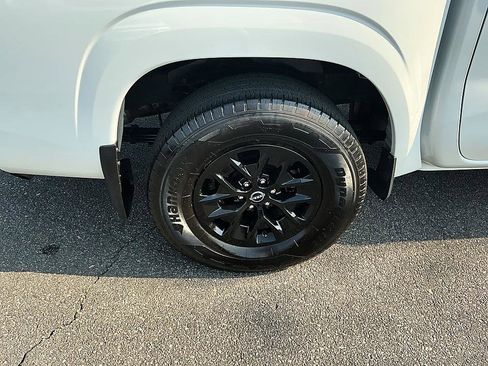 Certified 2024 Nissan Frontier SV RWD image 9