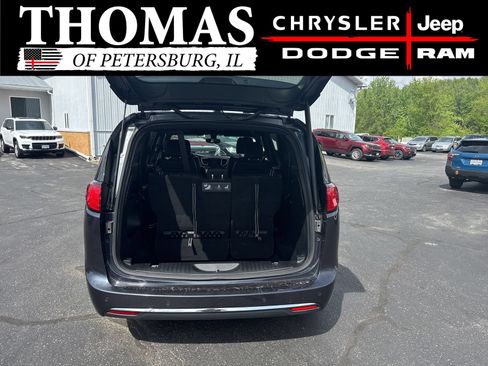 Used 2020 Chrysler Pacifica Touring-L FWD image 6