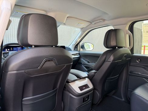 New 2026 Lincoln Navigator L Premier AWD/4WD image 16