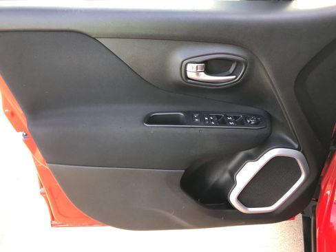 Used 2018 Jeep Renegade Latitude image 10