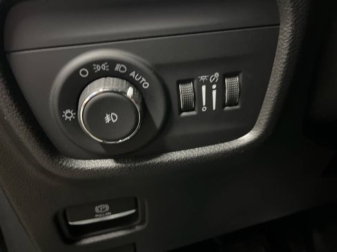 Used 2023 Jeep Grand Cherokee Limited w/ Black Appearance Package AWD/4WD image 16