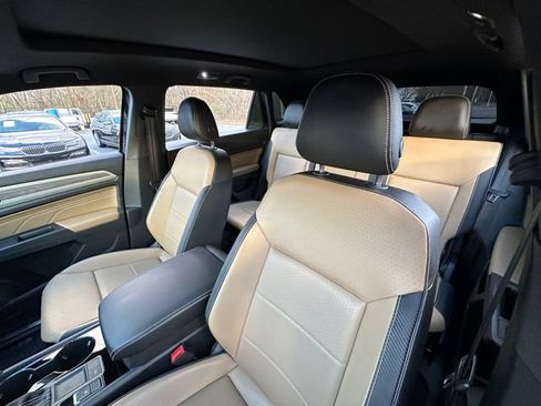 Used 2022 Volkswagen Atlas Cross Sport SE w/ Panoramic Sunroof Package image 12