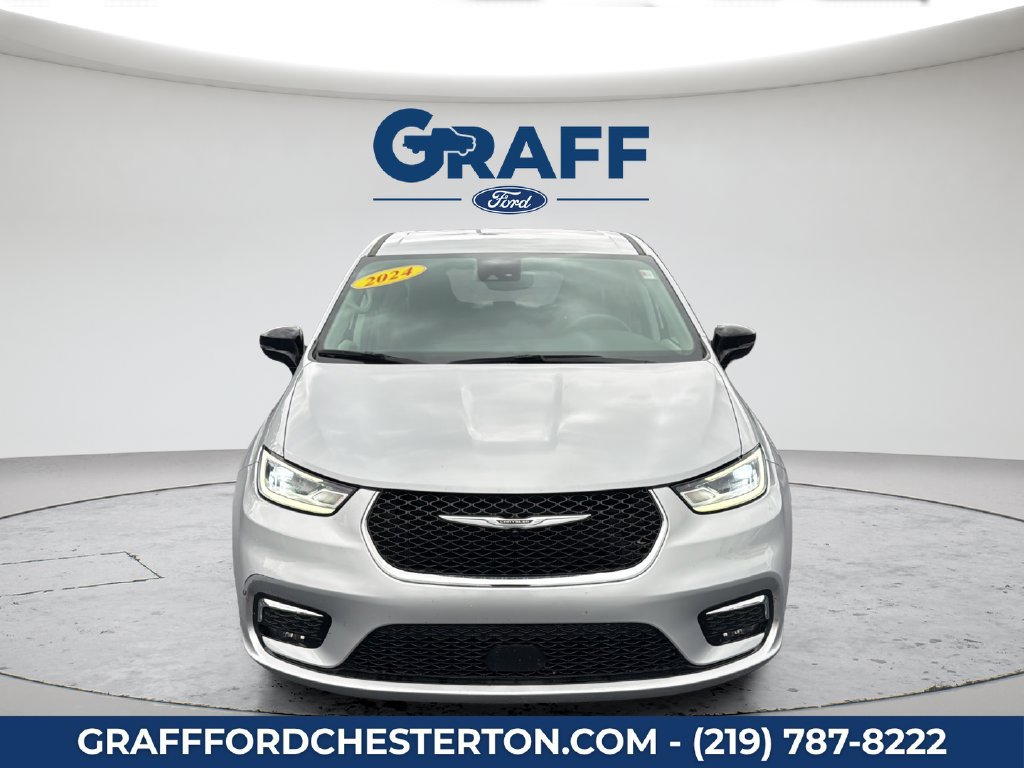 Used 2024 Chrysler Pacifica Touring-L FWD image 3