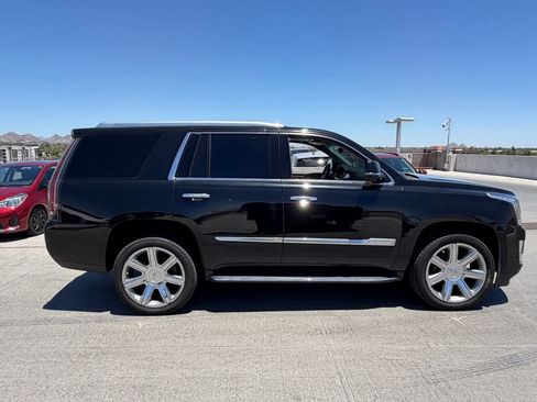 Used 2018 Cadillac Escalade Luxury RWD image 2