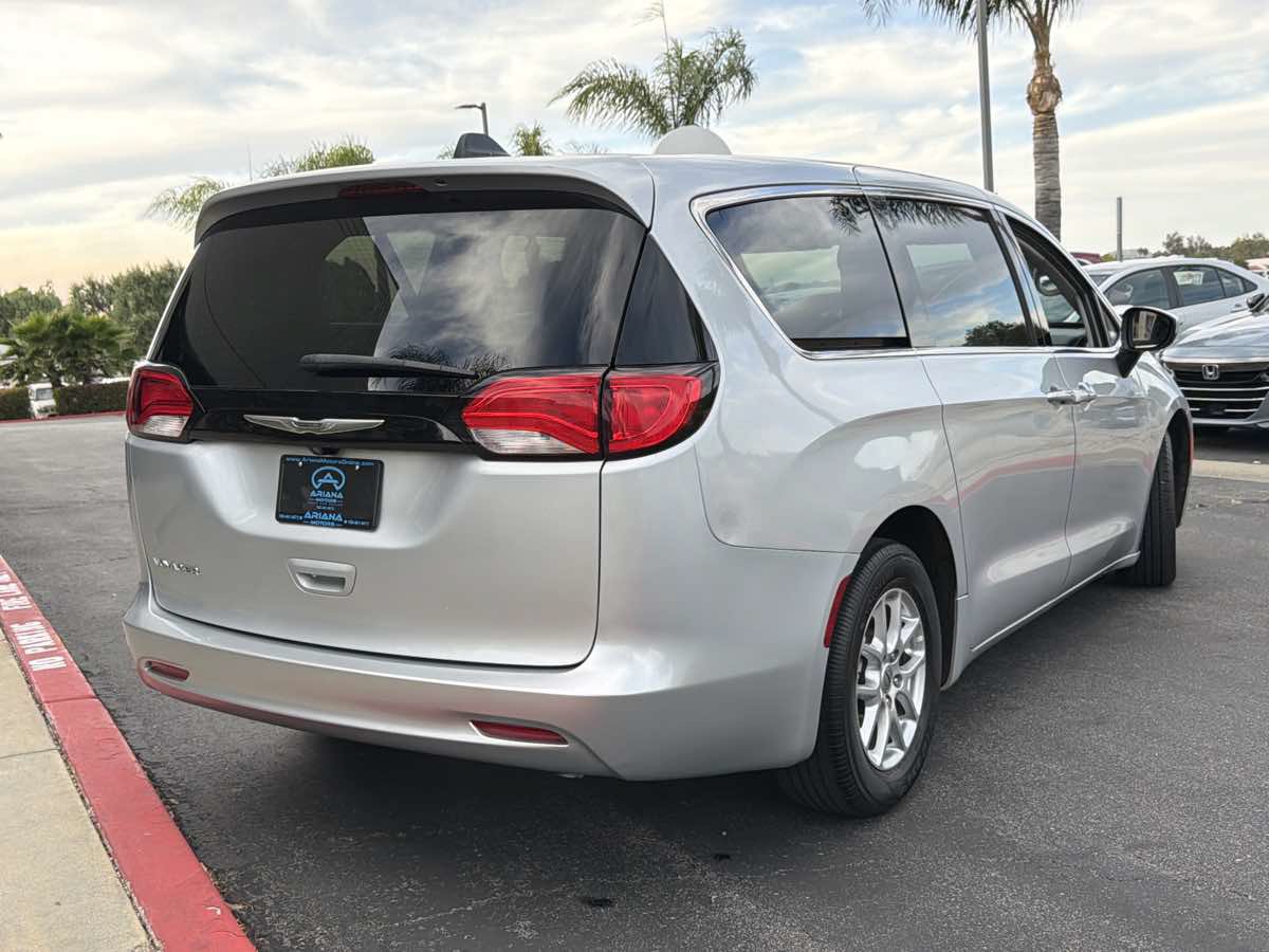 Used 2022 Chrysler Voyager LX FWD image 12