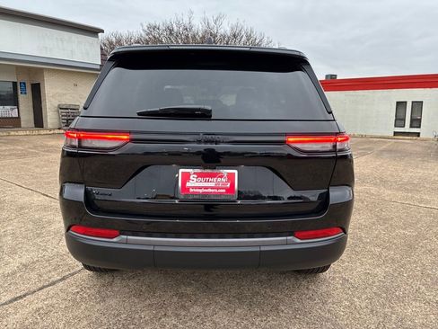 New 2026 Jeep Grand Cherokee Altitude AWD/4WD image 4