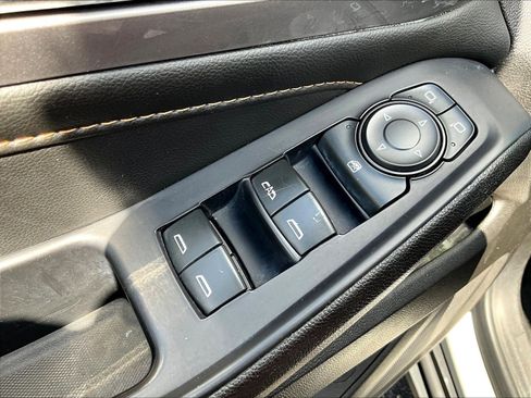 Used 2020 Chevrolet Traverse LT FWD image 36