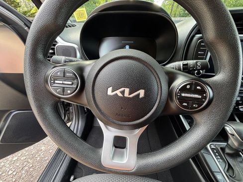 Used 2025 Kia Soul LX w/ LX Technology Package FWD image 28