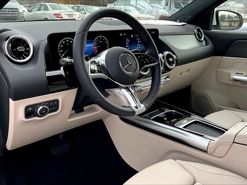 Used 2025 Mercedes-Benz GLA 250 4MATIC image 9