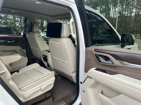 Used 2024 GMC Yukon Denali w/ Advanced Technology Package image 12