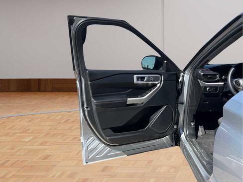 Used 2023 Ford Explorer XLT image 9