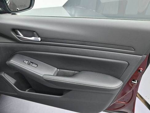 Used 2024 Nissan Altima 2.5 SV FWD image 8