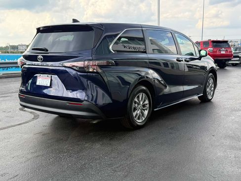 Used 2026 Toyota Sienna LE AWD/4WD image 4