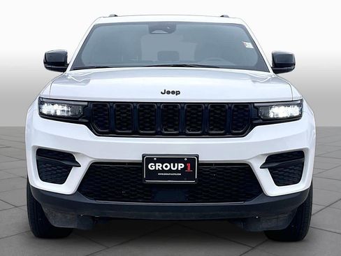 Used 2025 Jeep Grand Cherokee Altitude image 4