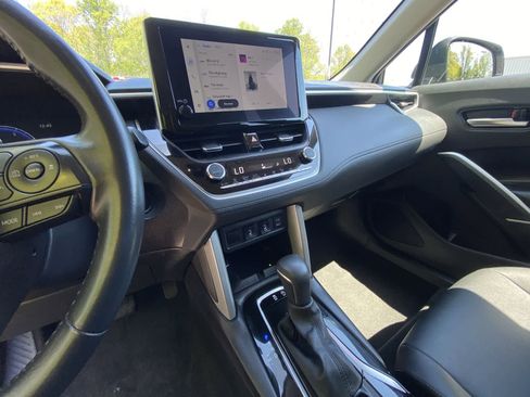 Used 2025 Toyota Corolla Cross XLE AWD/4WD image 19
