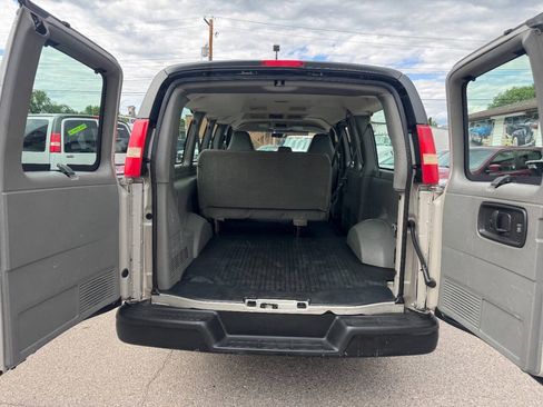 Used 2006 GMC Savana 1500 Passenger RWD image 10