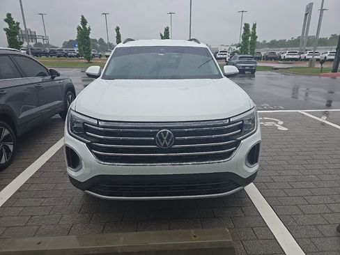Used 2025 Volkswagen Atlas SE AWD/4WD image 2