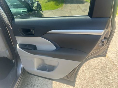 Used 2017 Toyota Highlander LE w/ Carpet Mat Package AWD/4WD image 17
