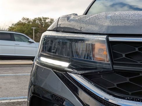 Certified 2023 Volkswagen Taos SE image 10