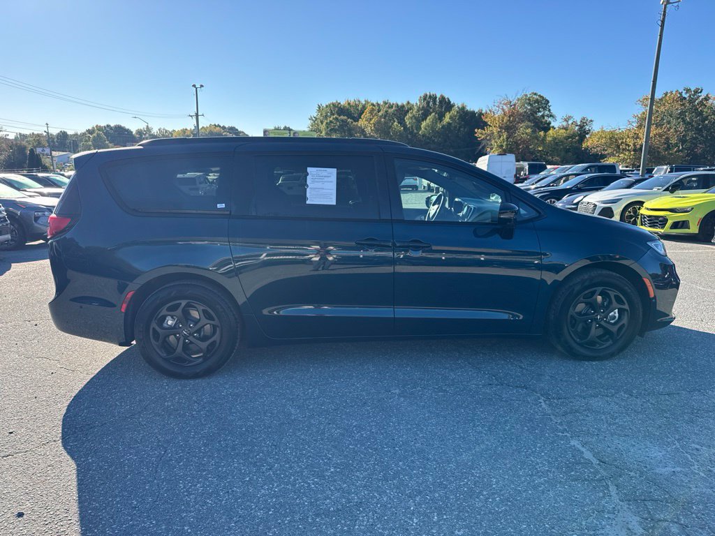 Used 2025 Chrysler Pacifica Premium FWD image 7