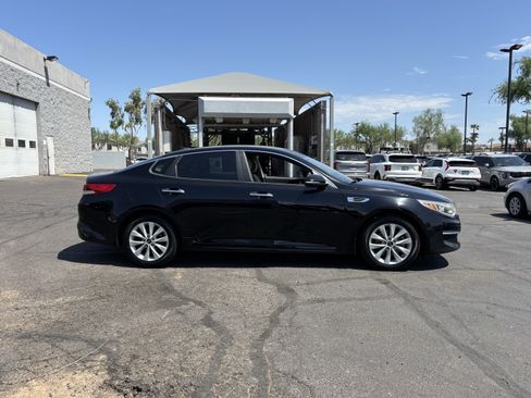 Used 2018 Kia Optima LX w/ 17" Alloy Wheels Package FWD image 2