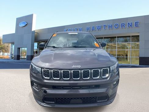 Used 2024 Jeep Compass Latitude AWD/4WD image 2