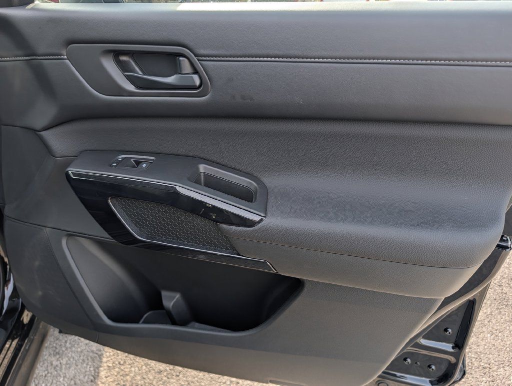 Used 2026 Nissan Pathfinder SV FWD image 33
