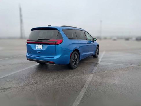 New 2026 Chrysler Pacifica Select image 11