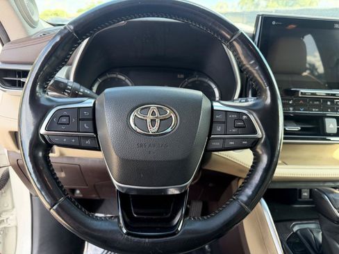 Used 2020 Toyota Highlander Platinum FWD image 22