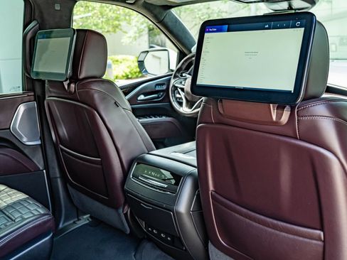 Used 2023 Cadillac Escalade ESV Premium Luxury Platinum AWD/4WD image 38