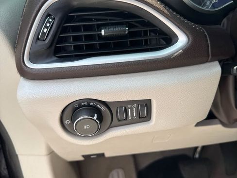 Used 2021 Chrysler Pacifica Touring-L w/ Premium & Safety Sphere Group FWD image 24